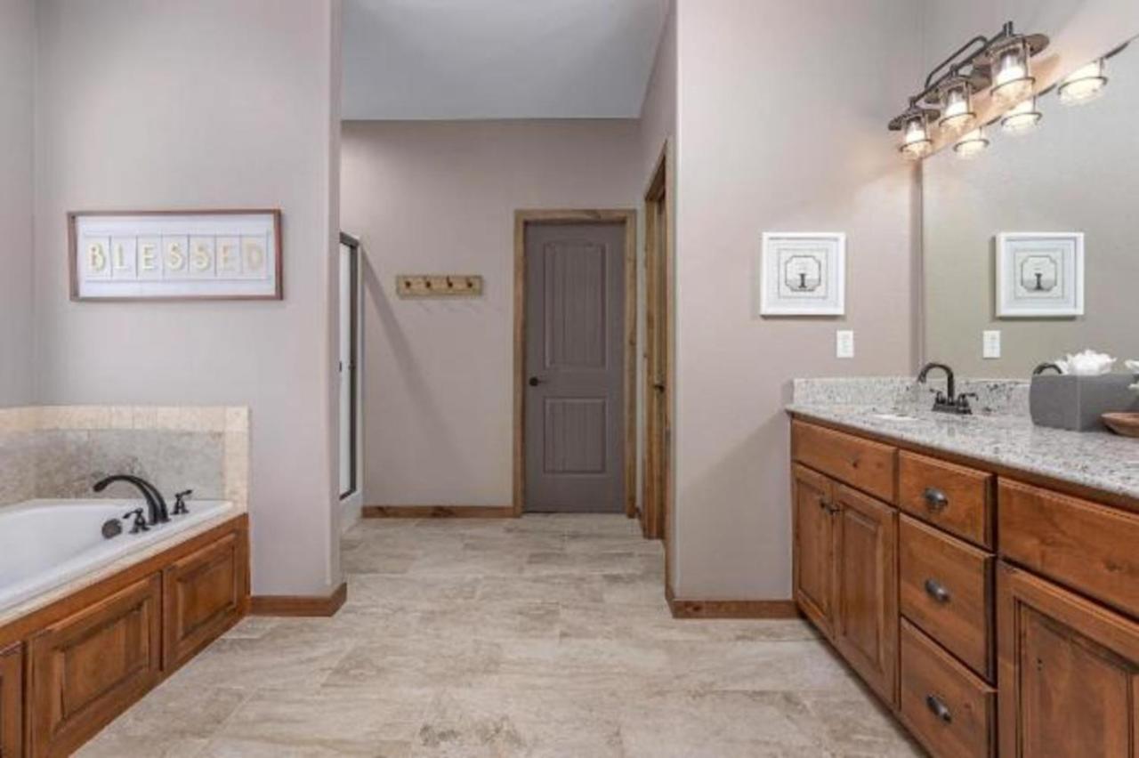 Premier Retreat With Hot Tub, Theater & Pool Table Villa Hollister Luaran gambar